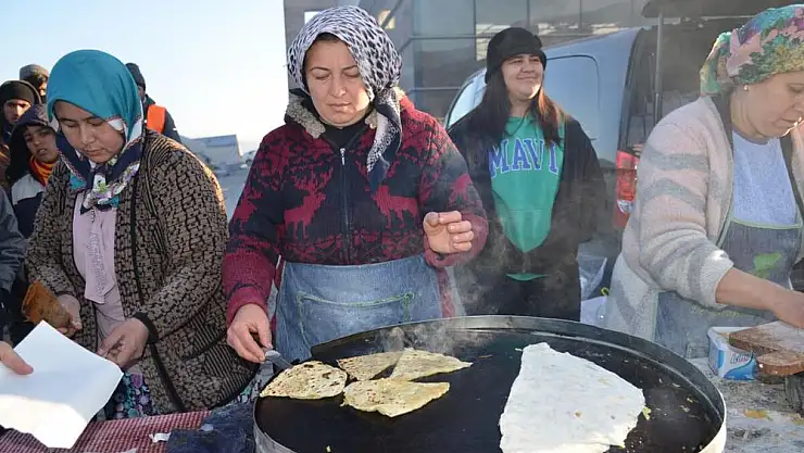 Milas’lı Gözlemeci kadınlar İl İl Dolaşıp Depremzedelere Gözleme Yapıyorlar