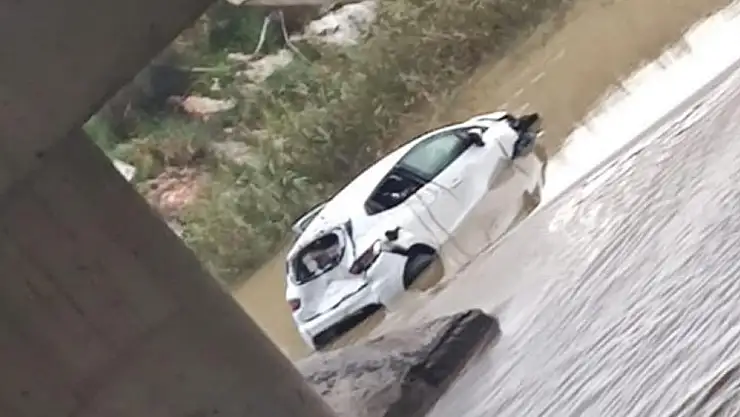 Milas’ta Kontrolden Çıkan Otomobil Dereye Uçtu: 2 Kişi Yaralandı