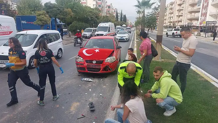Milas’ta İki Otomobilin Çarpışması Sonucu 5 Kişi Yaralandı
