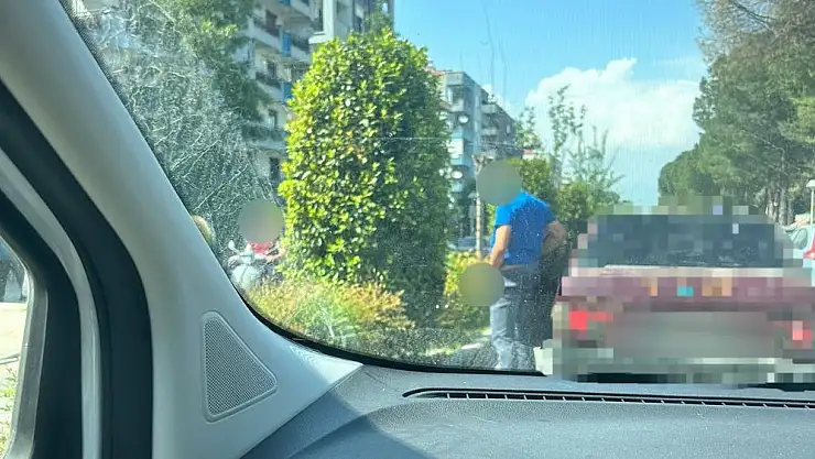 Milas’ta Şaşkınlık Yaratan Olay: Sürücü Seyir Halindeyken Refüje Durdu ve İşemeye Başladı