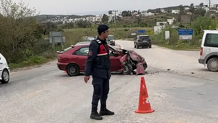 Mumcular'da iki otomobil kafa kafaya çarpıştı: 2 kişi yaralandı