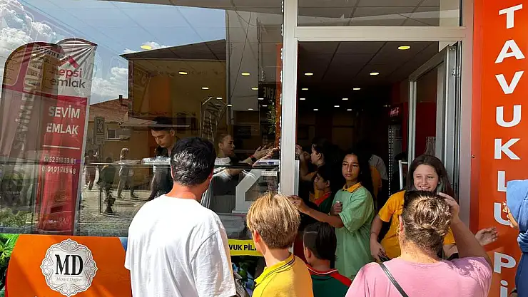 Okulların açılmasıyla MD Çiğ Köfte’nin 2. şubesi öğrenci akınına uğradı