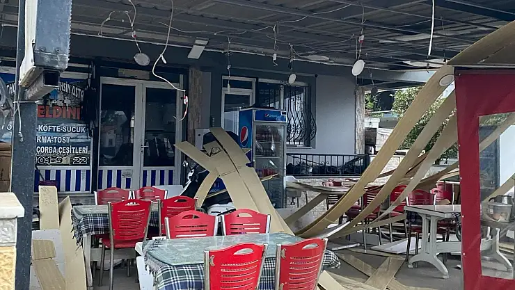 Şiddetli rüzgâr Milas'ta bir işletmenin çatısını yerinden söktü