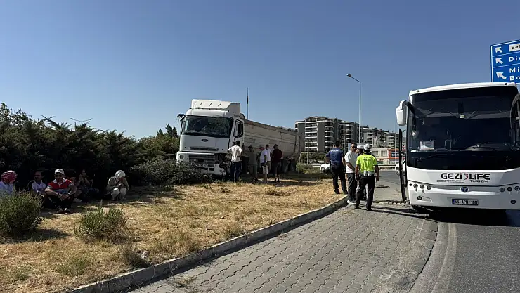 Söke Milas karayolunda freni tutmayan TIR otobüse çarptı 6 kişi yaralandı