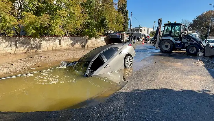 Bodrum'da Yer Yarıldı, Otomobil İçine Düştü: Sürücü Ölümden Döndü!
