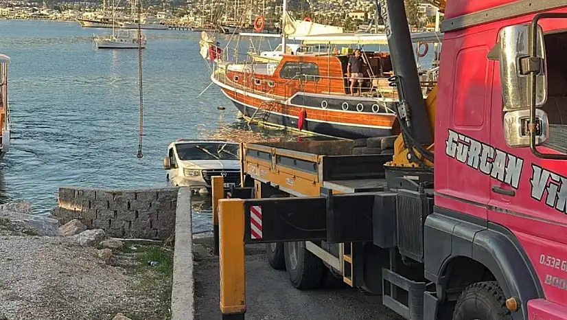 Bodrum'da Tekne İndirirken Kamyonet Denize Düştü