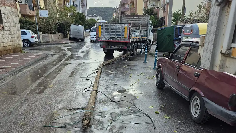 Elektrik direklerine çarpan kamyon, caddeyi savaş alanına çevirdi