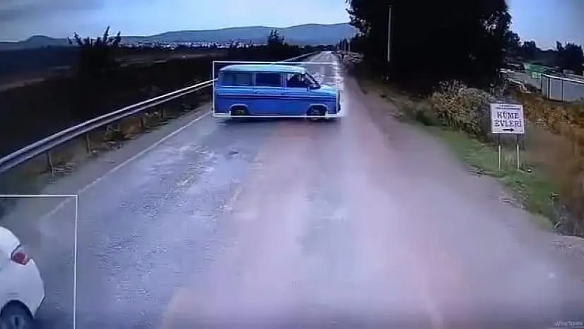 Kaygan zeminde kontrolden çıktı, çarpışma anı kamerada