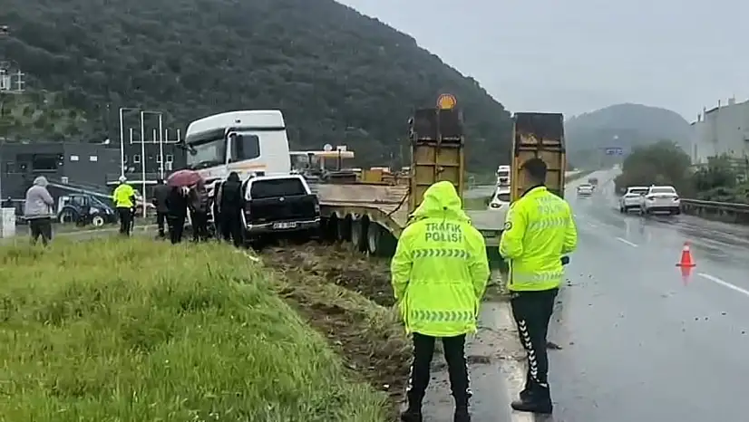 Kontrolden Çıkan Tır Kamyonete Çarptı: 1 Kişi Yaralandı
