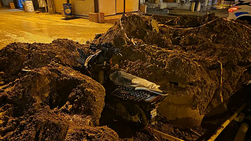 Milas'ın Orta Yerinde Köstebek Yuvası Gibi Bırakılan Yolda Feci Kaza