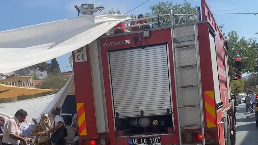 Milas'ta çatı yangını tezgâh ve araç yoğunluğu müdahaleyi geciktirdi