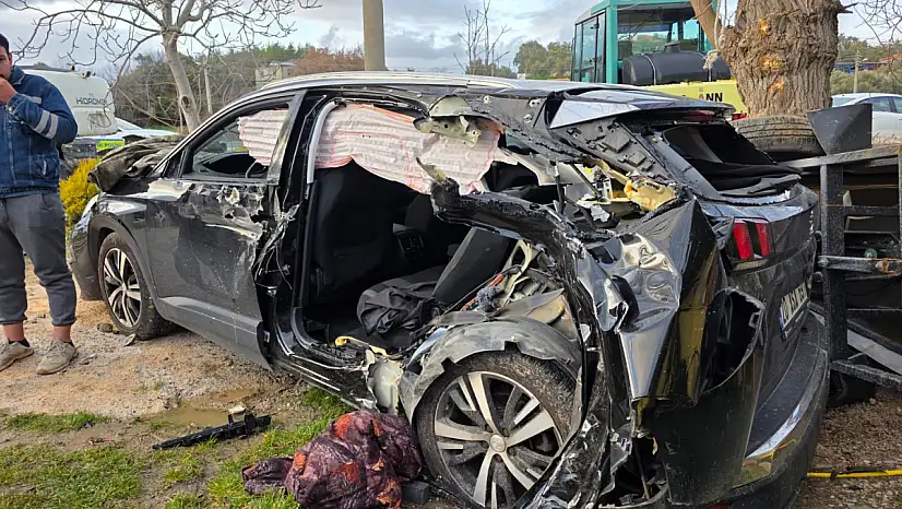 Milas'ta Feci Kaza: İş Makinesine Çarpan Araç Hurdaya Döndü 1'i Ağır 3 Kişi Yaralandı