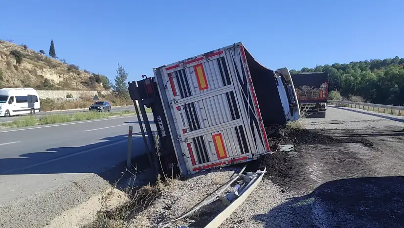 Milas'ta kömür yüklü tır şarampole devrildi