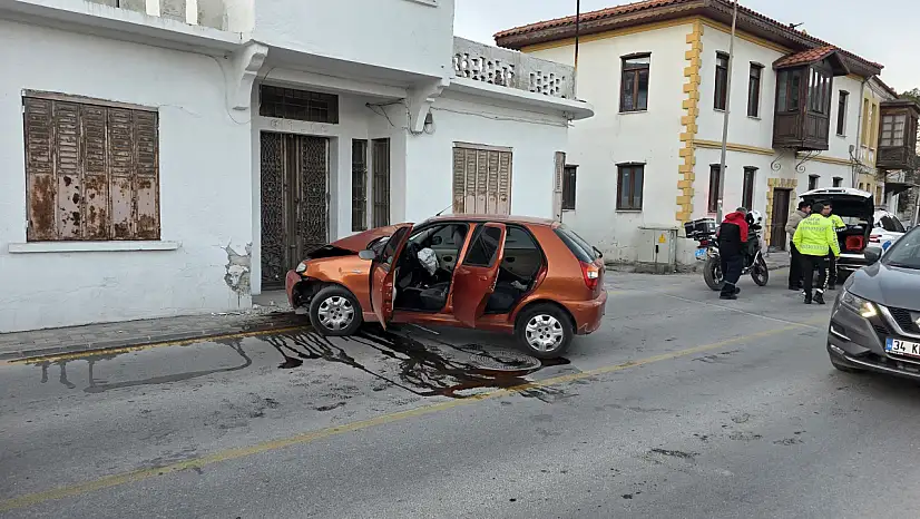 Milas'ta Korkutan Kaza: Otomobil Evin Duvarına Çarptı: 1 Kişi Yaralandı