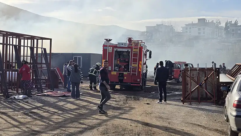 Milas'ta Korkutan Yangın: Konteynır Alevlere Teslim Oldu!