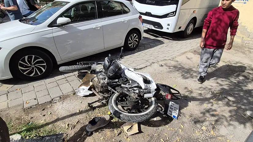 Milas'ta Otomobille Çarpışan Motosiklet Sürücüsü Savruldu, Otobüsün Camına Çarptı: 2 Yaralı