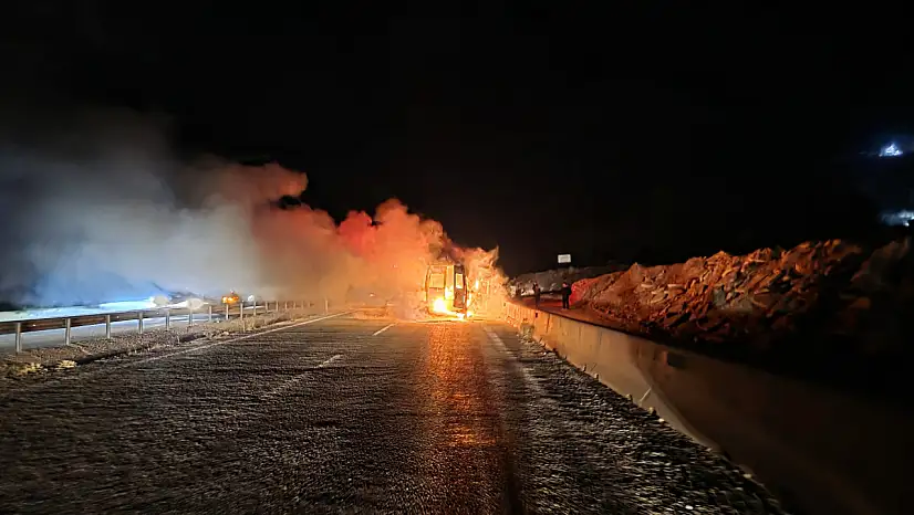 Milas'ta Pazarcı Minibüsü Boğa Yokuşu'nda Alev Alev Yandı