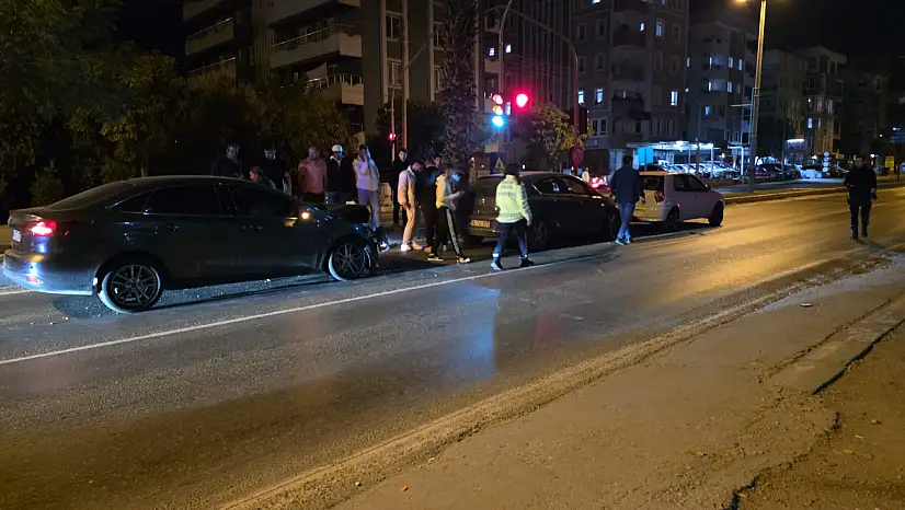 Milas'ta Trafik Işıkları Karışınca Üç Araç Birbirine Girdi 1 Kişi Yaralandı
