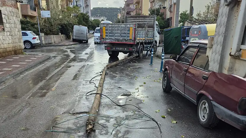 Elektrik direklerine çarpan kamyon, caddeyi savaş alanına çevirdi
