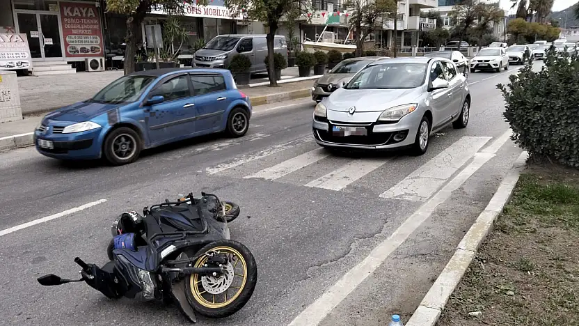 Halil Bey Bulvarı'nda Kaza: Yayaya Yol Vermek İsteyen Motosikletliye Otomobil Çarptı