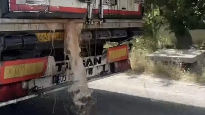İğrenç Görüntü Kamerada: Seyir Halindeyken Yola Atık Döküldü!