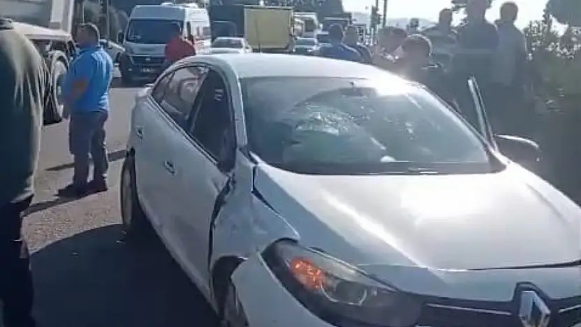 Kamyonet ile otomobil çarpıştı: 3 yaralı