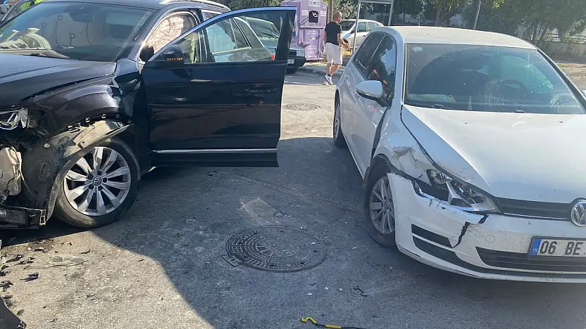 Kuvayi Milliye Caddesi'nde iki araç çarpıştı
