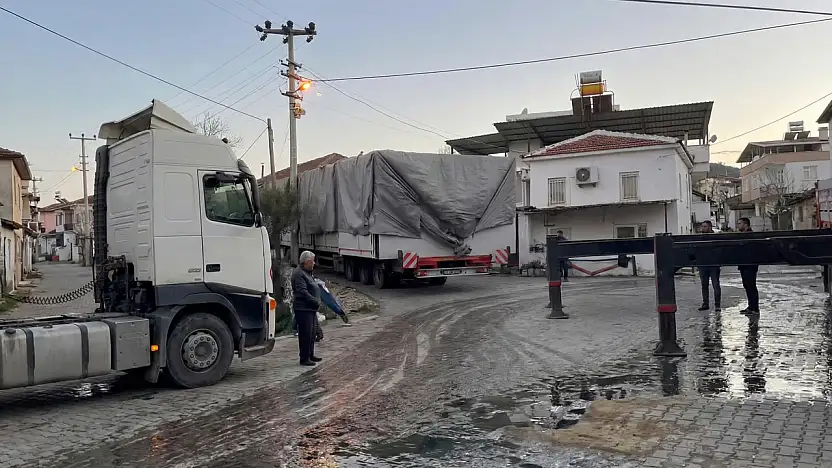 Milas Ağaçlıhöyük'te Nakliye Kaosu: Seyyar Ev Taşıyan Tırlar Yolu Kilitledi
