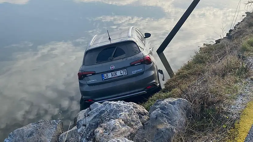 Milas'ın Boğaziçi Mahallesi'nde Araç Tuzla Sulak Alanı'na Düştü