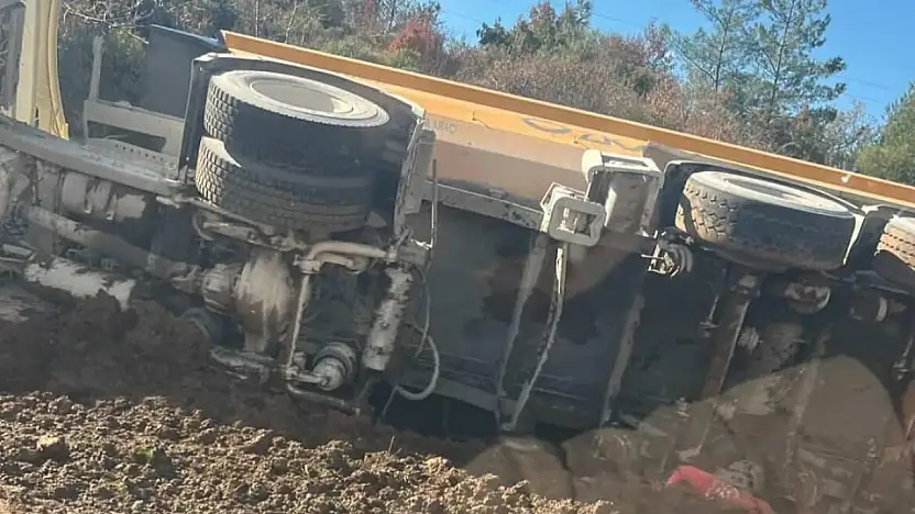 Milas Ören yolunda hafriyat kamyonu devrildi: 1 kişİ yaralandı