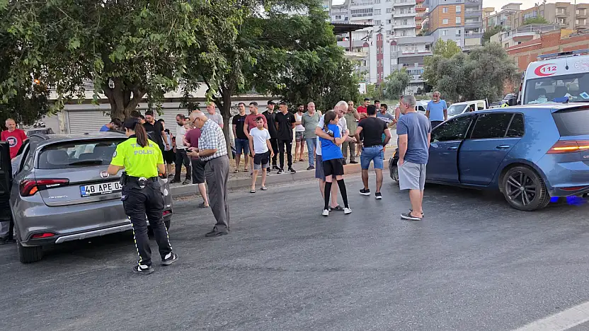 Milas'ta Ara Yoldan Çıkan Araç Seyir Halindeki Otomobile Çarptı: 4 Kişi Yaralandı