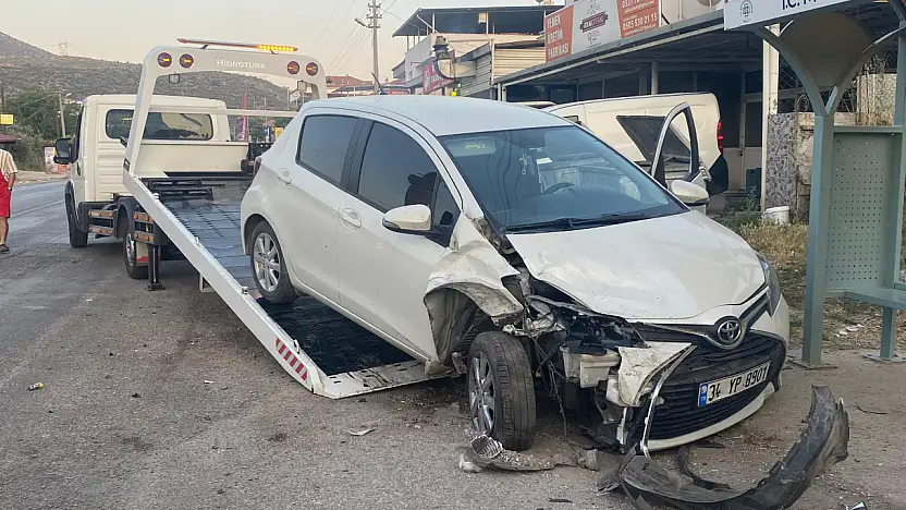 Milas'ta Feci Kaza: Kamyonet Otomobile Çarptı Sürüklenen Otomobil Otobüs Durağına Girdi