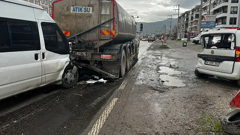 Milas'ta Hızını Alamayan Minibüs Önce Kamyonete Sonra Tankere Çarptı 1 Kişi Yaralandı