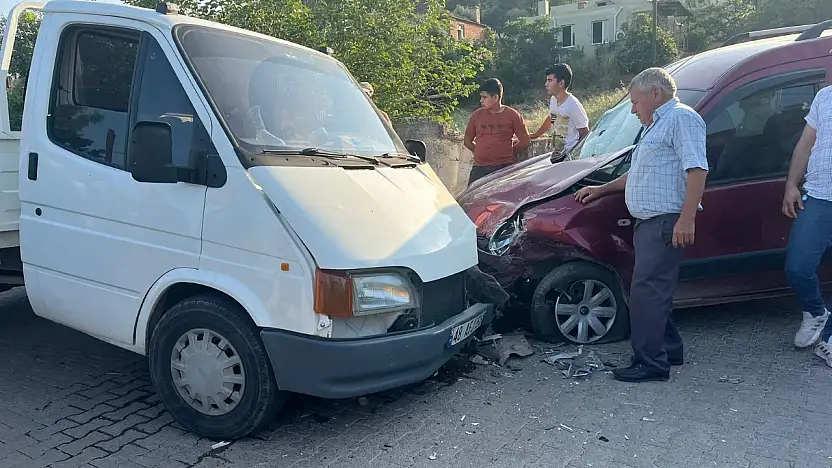 Milas'ta kamyonet ve otomobil kafa kafaya çarpıştı: 4 kişi yaralandı