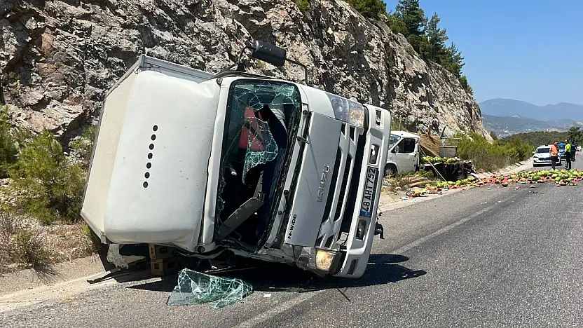 Milas'ta Karpuz Yüklü Kamyonetle Kapalı Kasa Araç Çarpıştı: 2 Yaralı