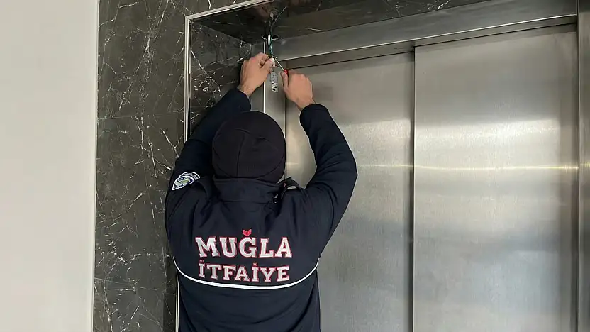 Milas'ta Korku Dolu Anlar: Asansörde Mahsur Kalanlar İtfaiye Ekiplerince Kurtarıldı