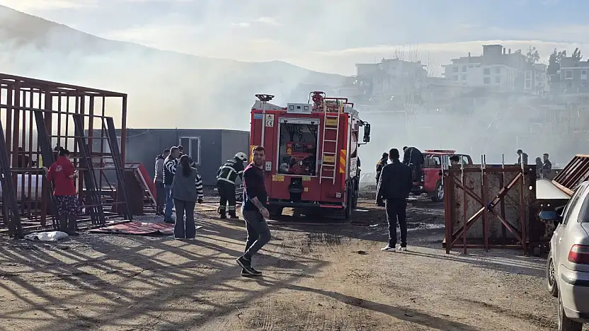 Milas'ta Korkutan Yangın: Konteynır Alevlere Teslim Oldu!