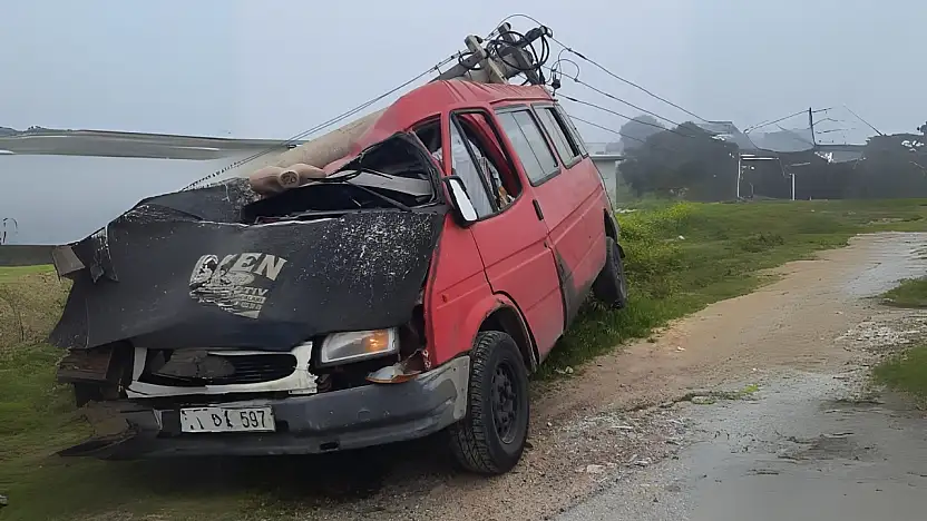 Milas'ta minibüs direğe çarptı direk aracın üzerine devrildi