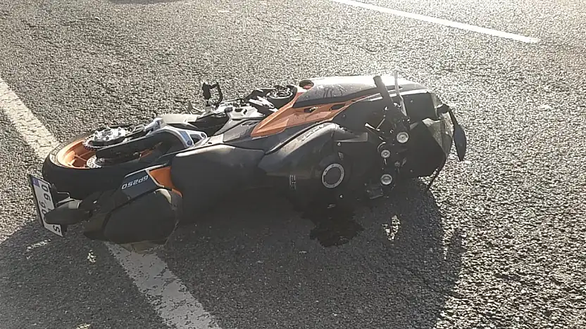 Milas'ta motosiklet kazası geçiren sürücünün yardımına yoldan tesadüfen geçen sağlık çalışanları koştu