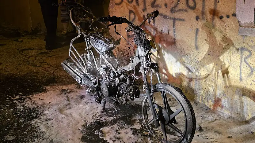 Milas'ta motosiklet kundaklama şüphesiyle yandı