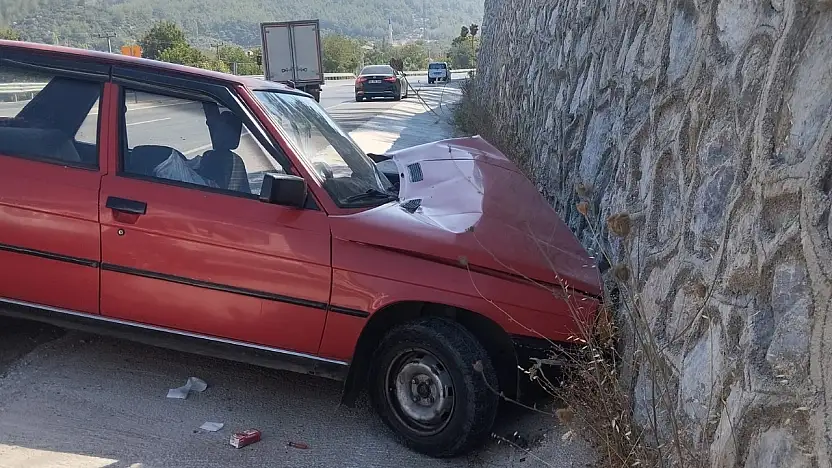 Milas'ta Otomobil İstinat Duvarına Çarptı: İki Kişi Yaralandı