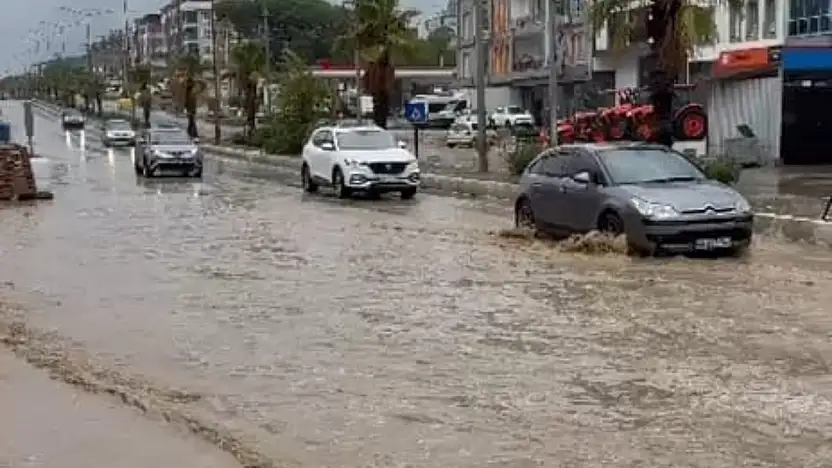 Milas'ta sağanak yağış hayatı felç etti: Mazgallar tıkandı, sokaklar göle döndü
