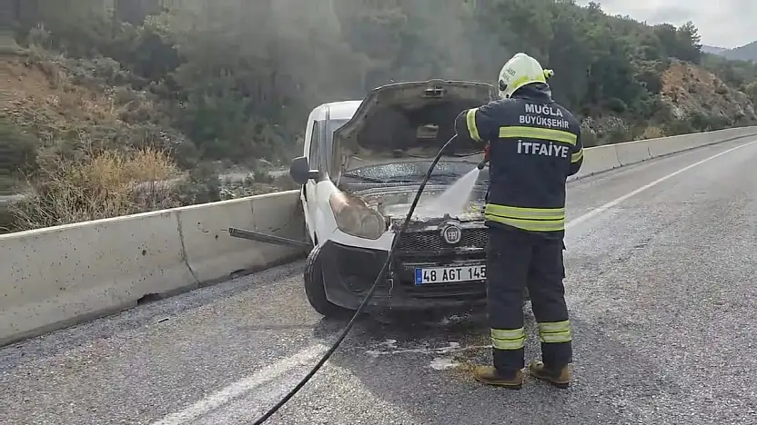 Milas'ta Seyir Halindeki Araçta Yangın: İtfaiye Müdahalesiyle Büyümeden Söndürüldü