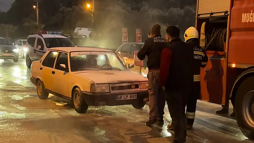 Milas'ta Seyir hâlindeki araçta duman çıkınca panik yaşandı