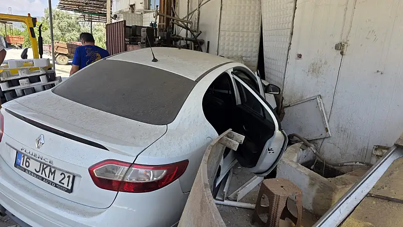 Milas'ta Sollama Faciası: Otomobil Şarampolden Uçup Fabrikaya Çarptı: 3 Yaralı