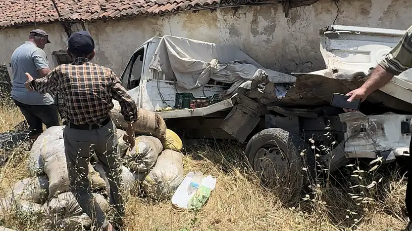 Milas'ta TIR dehşeti: Kamyonete çarpıp şarampole sürükledi