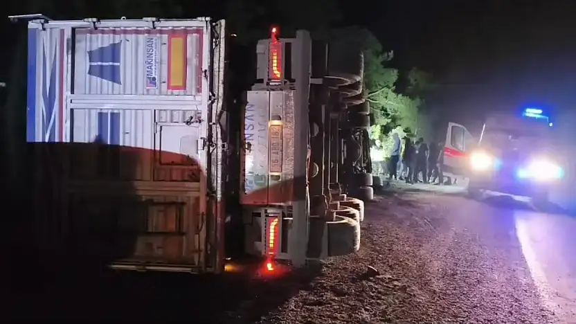 Milas'ta Tır Devrildi: Sürücü Yaralı Olarak Hastaneye Kaldırıldı