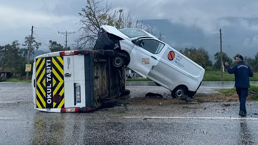 Milas'ta Yağışlı Havada Faciadan Dönüldü: Okul Taşıtı Yan Yattı, Kamyonet Üstüne Tırmandı 3 Kişi Yaralandı