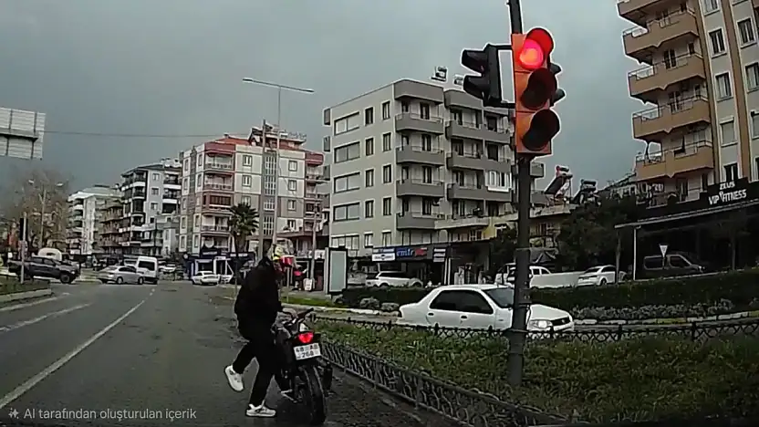 Milas Trafiğinde 'Pes' Dedirten Görüntüler: Hem Plaka Gizledi Hem Kuralları Hiçe Saydı