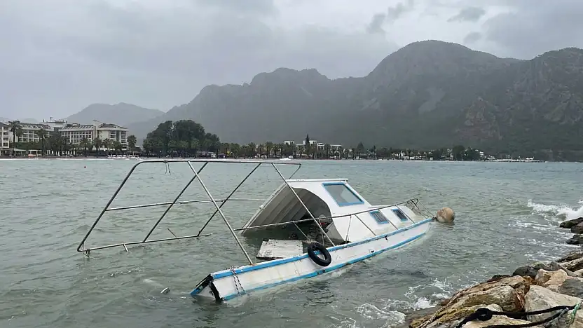 Ören'de Fırtına Kabusu: Ekmek Tekneleri Saniyeler İçinde Sulara Gömüldü